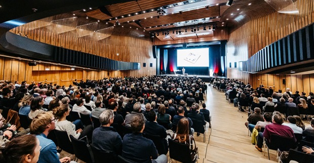 Über 1000 Zuhörer bei KI Impulsvortägen der Vorarlberger Wirtschaftskammer im Feldkircher Montforthaus.