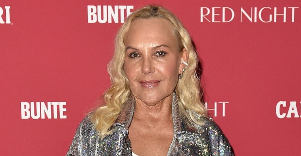 Natascha Ochsenknecht mit blonden gewellten Haaren und einem glitzernen Hemd.