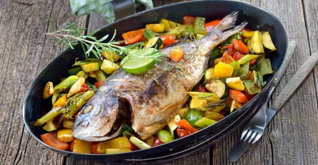 Fisch in einer Gemüsepfanne.