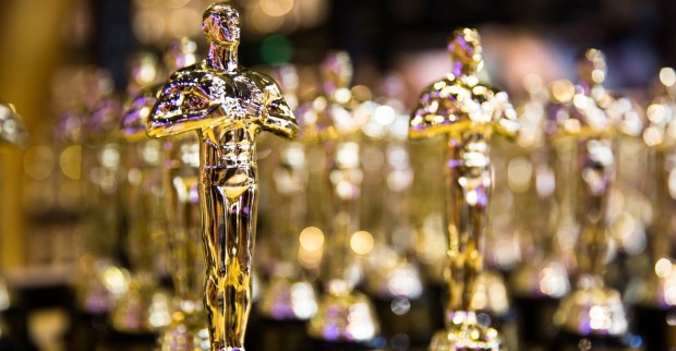 Aufgereihte Oscar-Statuen.