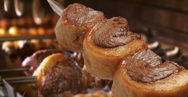 Spieß mit drei Stück Tafelspitz mit Fettdeckel über offener Flamme, gegrillt.