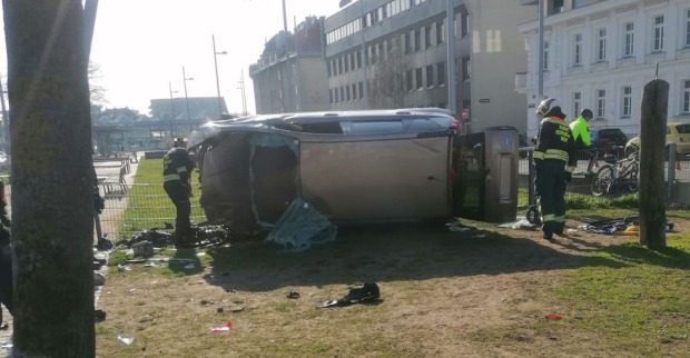 Einsatzkräfte und das verunfallte Auto am Hundepark-Liesingerplatz