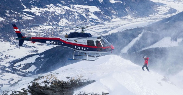 Polizeihubschrauber im Einsatz auf dem Berg.