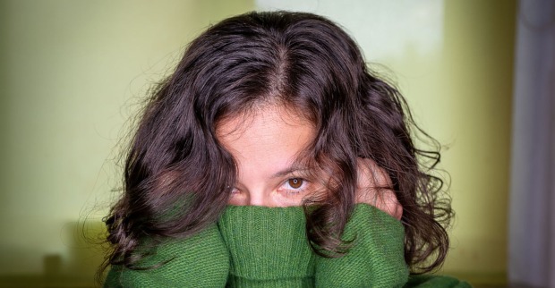 Frau versteckt sich im Pullover | Credit: iStock.com/Veit Störmer