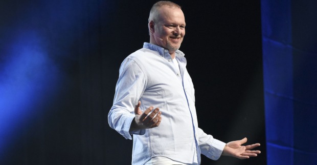 Stefan Raab auf der Bühne mit einem hellblauen Hemd.