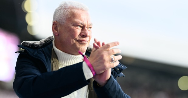 Toni Polster mit einem weißen Rollkragenpullover.
