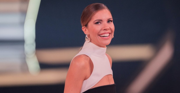 Victoria Swarovski in einem weißen ausgeschnittenen Oberteil.