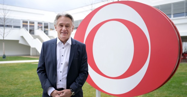 Peter Westenthaler vor dem ORF-Logo am Küniglberg.