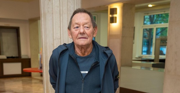 Wolfgang Ambros mit einem blauen Outfit in einem Gebäude