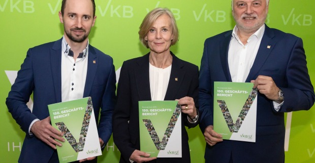 Markus Auer, Generaldirektor der VKB, Maria Steiner, Vorstandsdirektorin der VKB, und Alexander Seiler, Vorstandsdirektor der VKB