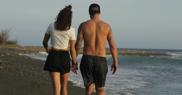 Manuel Feller und Freundin Händchenhaltend am Strand