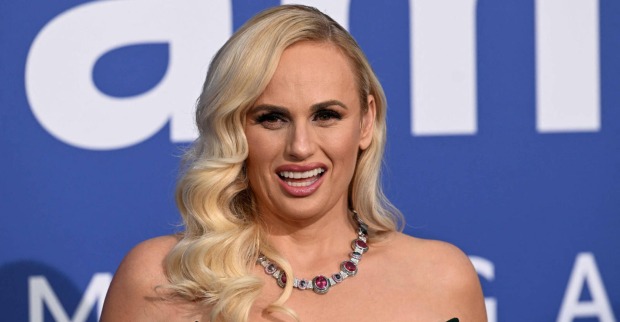 Rebel Wilson auf dem roten Teppich.