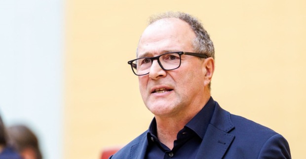 Alexander Hold am Rednerpult im bayerischen Landtag