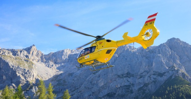 Der gelbe ÖAMTC Rettungshubschrauber im Einsatz.