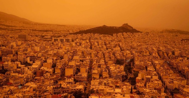 Athen in roten Saharastaub gehüllt.
