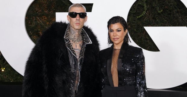 Travis Barker und Kourntey Kardashian in schwarzen Outfits.
