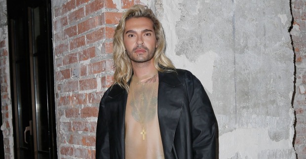 Bill Kaulitz mit gewellten blonden Haaren und einer schwarzen Lederjacke.