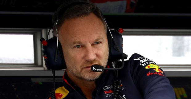 Christian Horner auf der Rennstrecke, er schaut sehr ernst und konzentriert. Er trägt ein Funkset