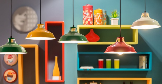 Bunte Lampen und Regale in der Küche | Credit: iStock.com/WichitS