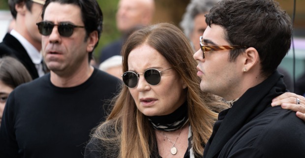 Eva und Robin Cavalli mit Sonnenbrillen beim Begräbnis von Roberto Cavalli.