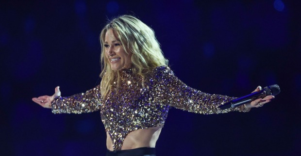 Helene Fischer mit einem Glitzertop auf der Bühne. Sie trägt offene blonde Haare.
