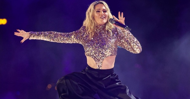 Helene Fischer mit einem Glitzer Oberteil auf der Bühne.