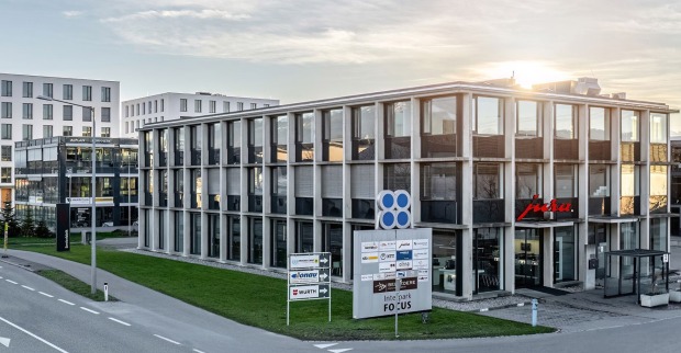 Bürogebäude im Morgenlicht