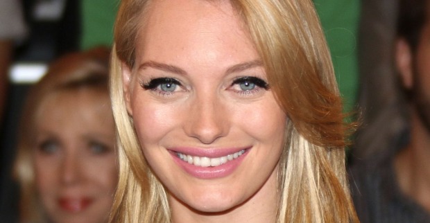 Laura Weyel mit offenen blonden Haaren.
