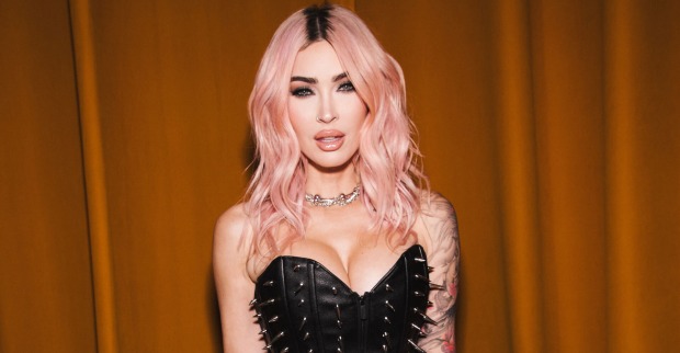 Megan Fox mit rosa Haaren und einer Coursage mit Nieten.