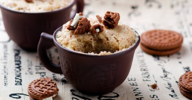 Tasse mit gefülltem Nusskuchen aus der Mikrowelle