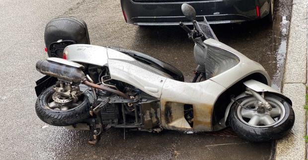 Eine Moped liegt nach einem Unfall auf der Straße.