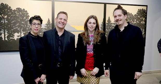 Rosa Dias, Künstler Stefan Rüesch und die Galeristen Leonie Hirn und Calvin Mechora (v. li.)