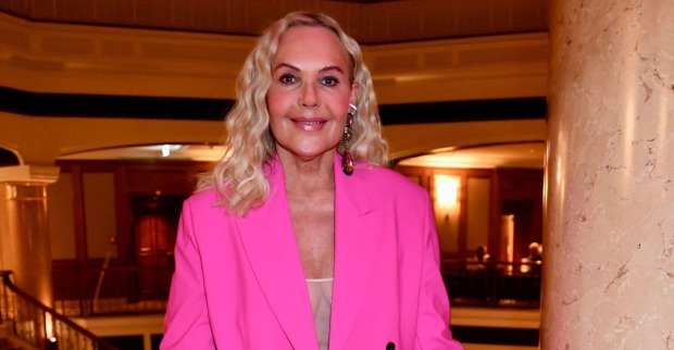 Natascha Ochsenknecht mit einem pinken Outfit und offenen blonden gewellten Haaren.