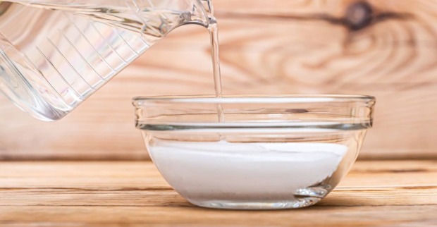 Glasschüssel mit Natronpulver, welche mit Wasser aufgefüllt wird