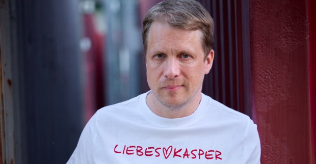 Oliver Pocher mit einem weißen T-Shirt auf dem steht: Liebeskasper.