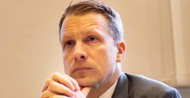 Oliver Pocher mit einem Anzug. Er schaut sehr ernst.