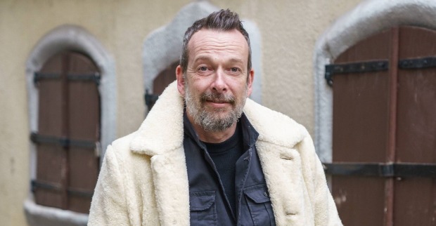 Robert Kratky mit einem weißen Mantel.