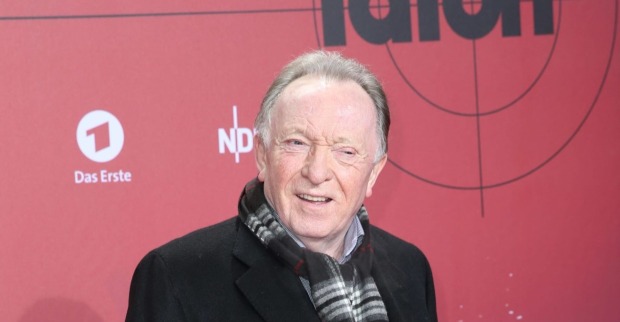 Peter Sodann vor einer Pressewand des Tatort