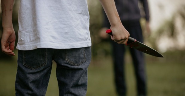 Ein Teenager mit einem Messer in der Hand.