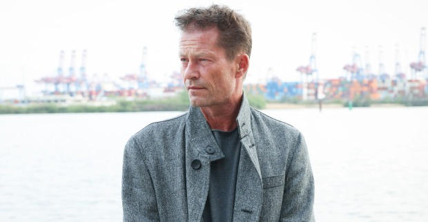 Til Schweiger in einem grauen Mantel.