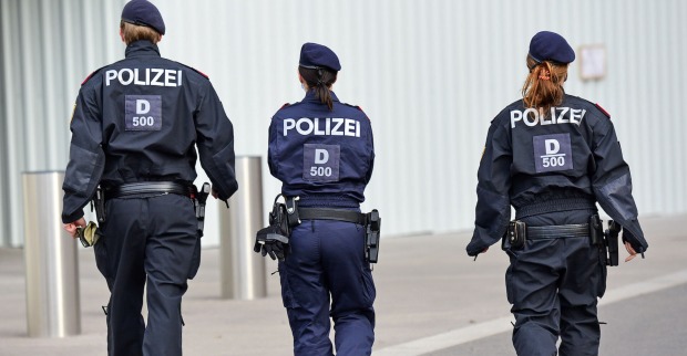 Drei Polizisten von hinten