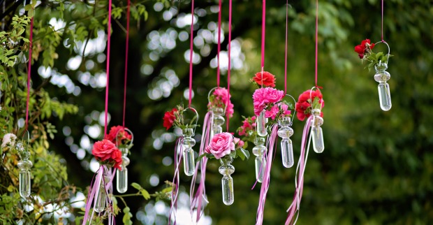 Blumen-Windlichter an einem Baum | Credit: iStock.com/Foto-Video-Studio