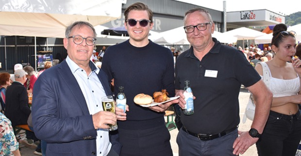 Freuten sich über den großen Andrang zum „Frühschoppen von Auto Gerster“: GF Christoph und Philipp Gerster mit Verkaufsleiter Georg Kirchberger