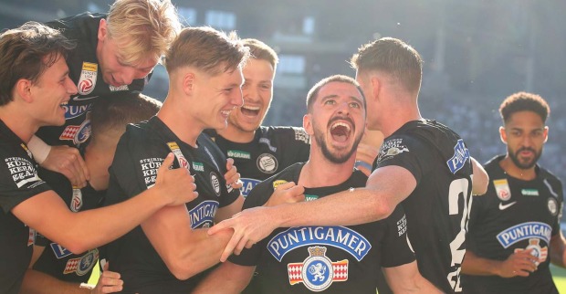 Sturm-Spieler Otar Kiteishvili wird von seinen Mannschaftskollegen bejubelt