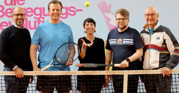 Vier Männer und eine Frau in Sportkleidung am Tennisplatz