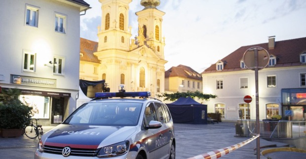 Polizeiauto und Absperrung in Graz.