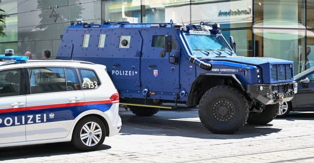 Zwei Fahrzeuge der Polizei in Linz.