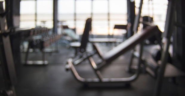 Düstere Aufnahme eines Fitnesstudios.