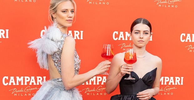 Larissa Marolt und Fanni Schneider mit einem Campari-Drink