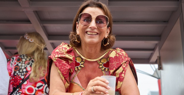 Claudia Obert mit einem Drink und einer Sonnenbrille.